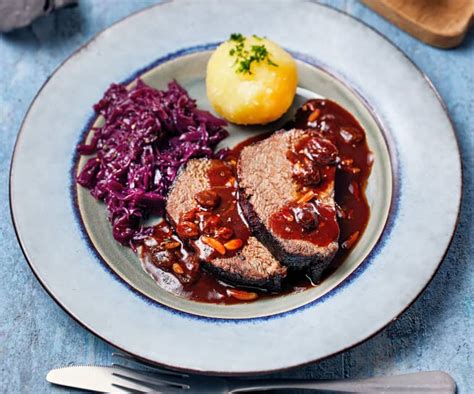  Rheinischer Sauerbraten: Niezwykle Miękkie i Soczyste, Zapiekane w Intensywnym Winie!